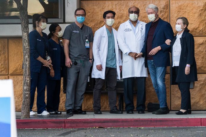 Het bekende echtpaar Clinton ging bij het verlaten van het ziekenhuis nog even op de foto met het behandelend ziekenhuispersoneel.