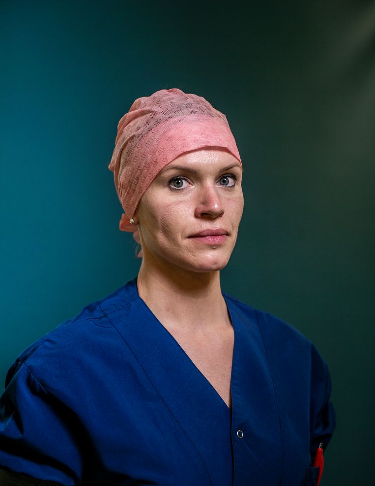 Zorgmedewerker Lisa Kreemer gefotografeerd na haar nachtdienst op een Covid-19 afdeling. Ziekenhuis Bernhoven Uden, 11 april 2020. Beeld Jiri Buller