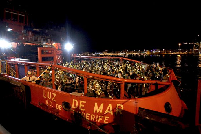 Een Spaanse reddingsboot brengt 307 geredde migranten naar de haven van Algeciras in het zuiden van het land. Dit weekend heeft de Spaanse kustwacht zowat 1.200 migranten gered die Spanje probeerden te bereiken.