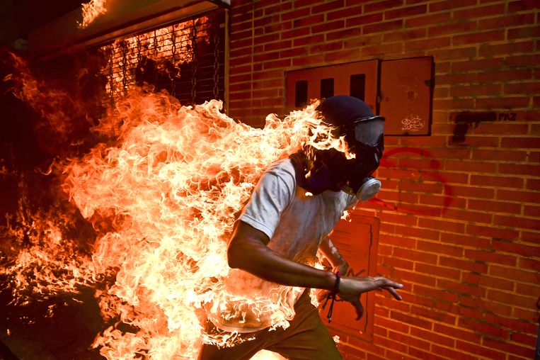 De kleren van de 28-jarige actievoerder Víctor Salazar Balza vlogen in mei in brand bij protesten tegen de Venezolaanse president Maduro.
 Beeld REUTERS