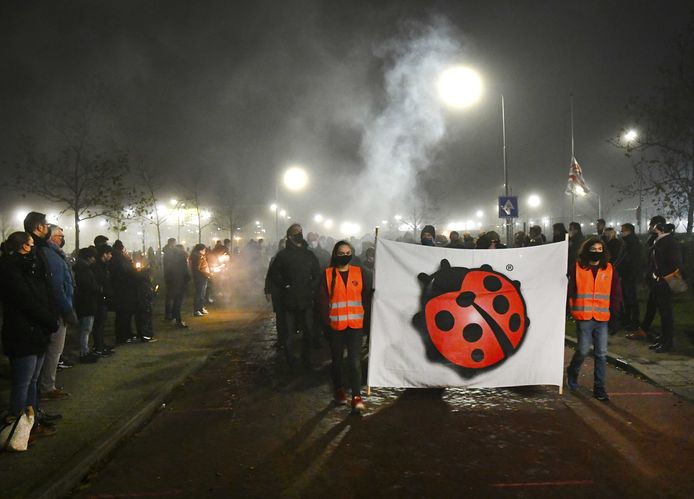 Duizenden Wijchenaren bewezen Sebastiaan hun laatste eer tijdens de stille tocht ter nagedachtenis aan de Wijchenaar, die werd doodgereden door een pakketbezorger.