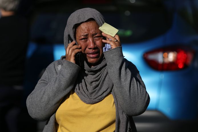 Een vrouw in tranen tijdens haar zoektocht naar een vermist familielid.