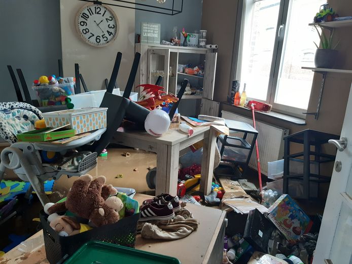 Après les inondations, la maison de Julie et Thomas est sens dessus dessous.