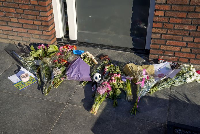 Bloemen gelegd voor de woning waar het drama zich afspeelde.