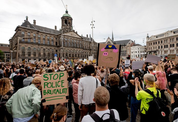 Demonstranten hielden tijdens het protest op de Dam onvoldoende afstand