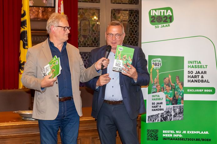 Piet Moons en Luc Smeets van handbalclub Initia in Hasselt werkten aan een gloednieuw verhalenboek over de club.