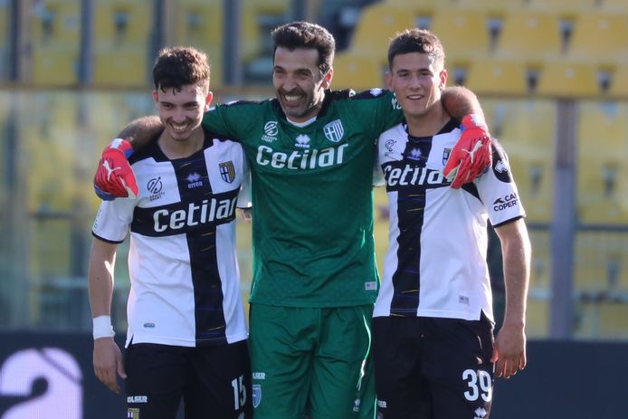 Gianluigi Buffon zaterdag met zijn teamgenoten Enrico Delprato (22) en Alessandro Circati (18) na de 4-0 overwinning op SPAL.