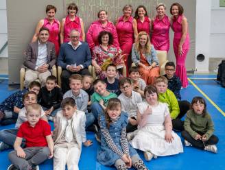 Kinderen lagere school Blijdorp nemen afscheid van Nadia De Backer: “Na carrière van 38 jaar genieten van welverdiend pensioen”