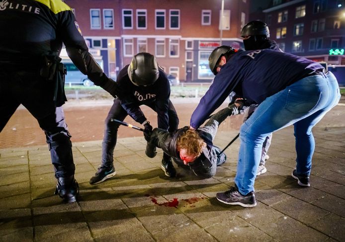 Een man wordt aangehouden na een confrontatie op de Beijerlandselaan in Rotterdam waar de aanwezige politie werd bekogeld met stenen en vuurwerk. De mobiele eenheid is aanwezig en heeft charges uitgevoerd om de straat leeg te vegen. Ook zijn er enkele aanhoudingen verricht en is een waterkanon aangerukt.