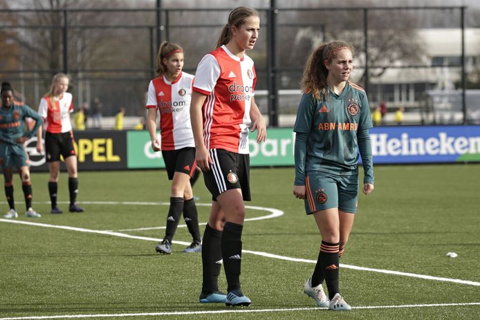 De Dordtse Yara Helderman (links) schaduwt namens Feyenoord haar opponente van Ajax. De Rotterdamse club verloor de Klassieker tussen de beloftenteams met 2-5.