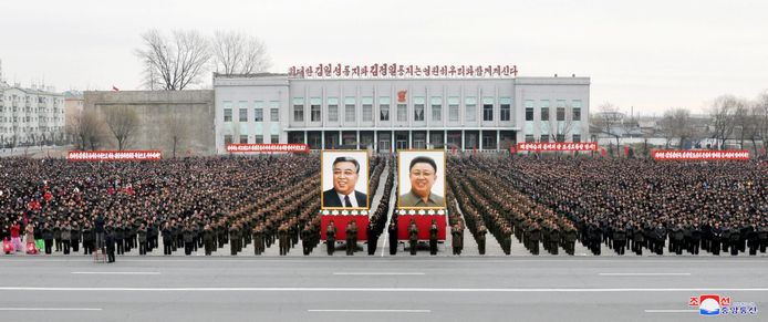 Deze foto, die werd verdeeld door het Noord-Koreaanse persagentschap KCNA, toont volgens KCNA inwoners van het land die zijn samengekomen om de vervollediging van het arsenaal kernwapens van het land te vieren.