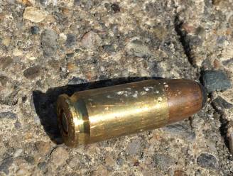 Kogels op de stoep: verloren politiemunitie of waarschuwing?