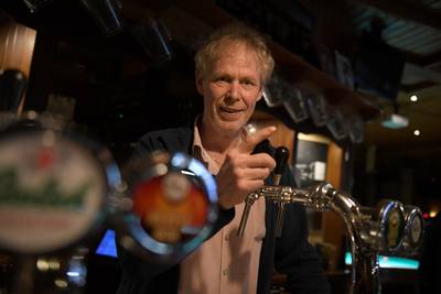 Eigenlijk is deze Deldense cafébaas met pensioen, maar zijn zaak is nog een tijdje open: ‘Ik ben nie