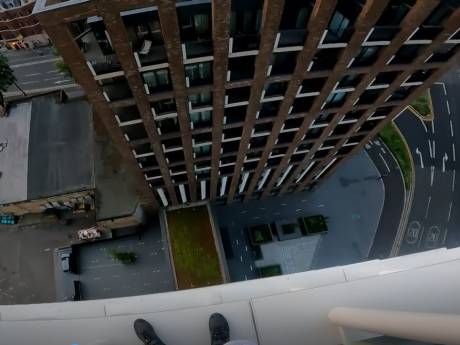 Il escalade un gratte-ciel londonien pour sensibiliser sur le changement climatique