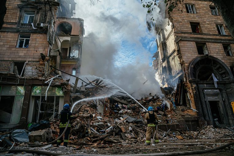 Oekraïense brandweer blust een brand na een Russische aanval op Zaporizja op 6 oktober. Beeld AFP