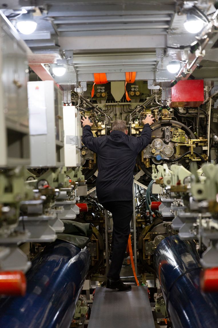 Jeroen van Zanten laat zien hoe krap de ruimte is op de onderzeeboot.  Beeld Fenna Jensma