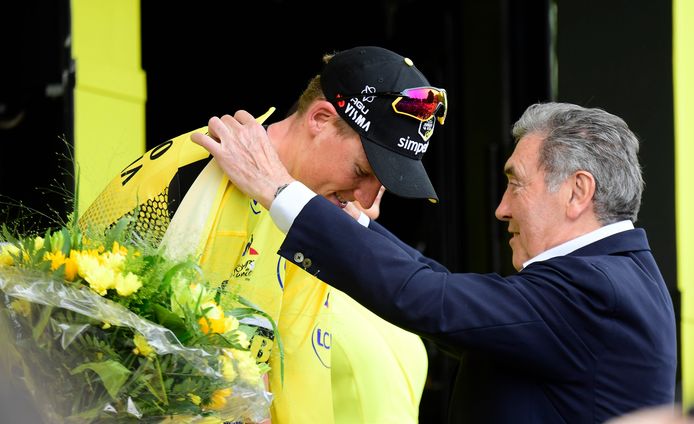 Teunissen krijgt zijn gele trui van Eddy Merckx.