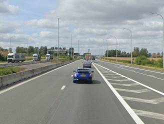 Automobiliste rij-ongeschikt nadat ze zelf wordt aangereden op E17 in Aalbeke: “Zelf ook niet zonder zonden”