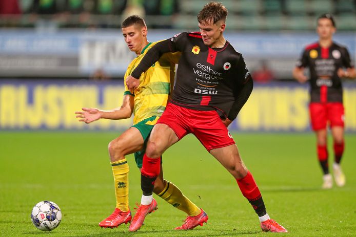 Excelsiors-spits Thijs Dallinga in duel met ADOs-speler Michael Mulder tijdens de heenwedstrijd in Den Haag.