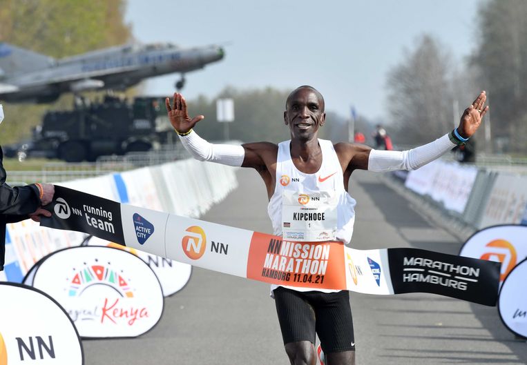 Eliud Kipchoge wint in Twente in 2u04:30. Beeld ANP