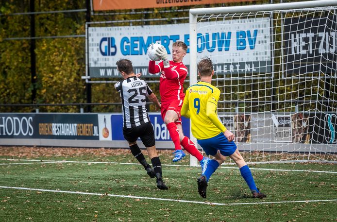 Gemert-goalie Stijn Goossens in actie tijdens de topper tegen OSS'20.