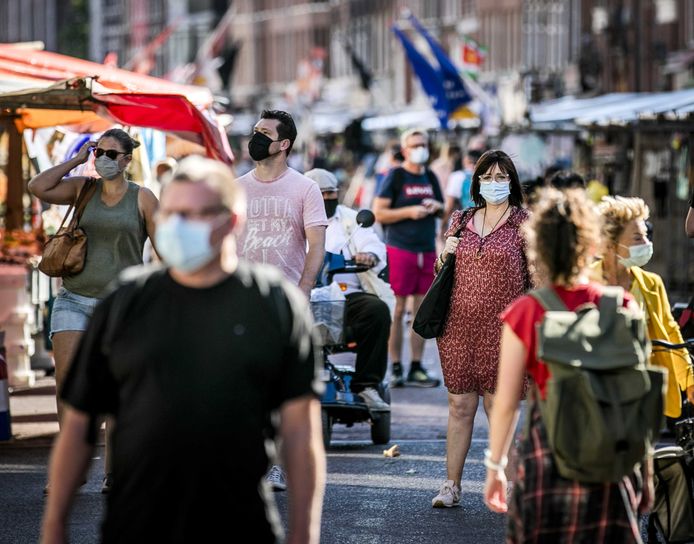 Het dragen van een mondkapje is verplicht op vijf drukke plekken in de stad, waaronder de Albert Cuypmarkt.