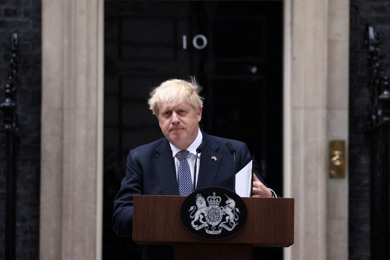 De Britse premier Boris Johnson kondigt bij zijn woning op Downing Street 10 in Londen zijn vertrek aan. Beeld REUTERS