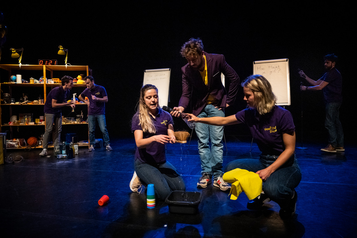 Jonge wetenschappers in actie in De Nieuwe Kolk in Assen.