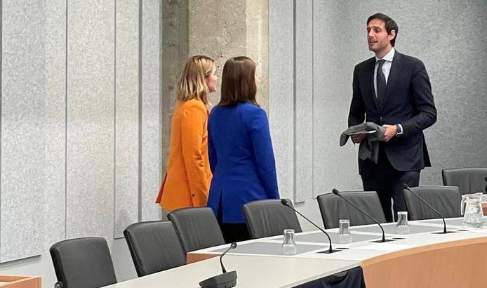 Il ministro degli Esteri Wopke Hoekstra ha parlato anche con le lobbiste Aliona Getmanczuk e Olena Haluschka (Blue Jacket).