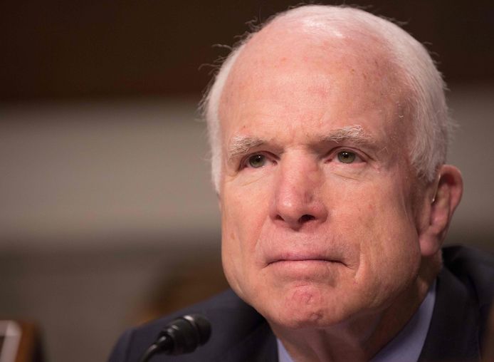 McCain (foto) brandt Trump onder meer af wegens het overladen van internationale despoten met lof en het onophoudelijk roepen van 'fake news' om de hem onwelgevallige media in diskrediet te brengen.