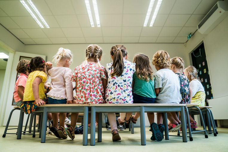 Leerlingen van basisschool Groenewei in Groningen op de eerste dag van het nieuwe schooljaar, twee weken geleden. In honderden scholen moesten klassen naar huis gestuurd worden omdat een kind positief op corona had getest.  Beeld Hollandse Hoogte /  ANP
