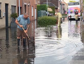 Lokale wolkbreuk zorgt voor waterellende in Oostkamp: “We durfden onze deur niet openen, maar het water buitenhouden was onmogelijk”