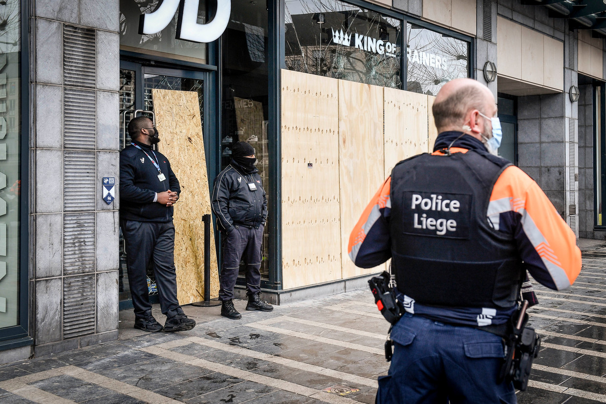 Vele winkelruiten sneuvelden in Luik. Beeld Photo News