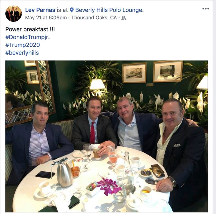 Een Facebookbericht van Lev Parnas. Op de foto staan Donald Trump, Jr., Tommy Hicks, Jr., Lev Parnas en Igor Fruman.