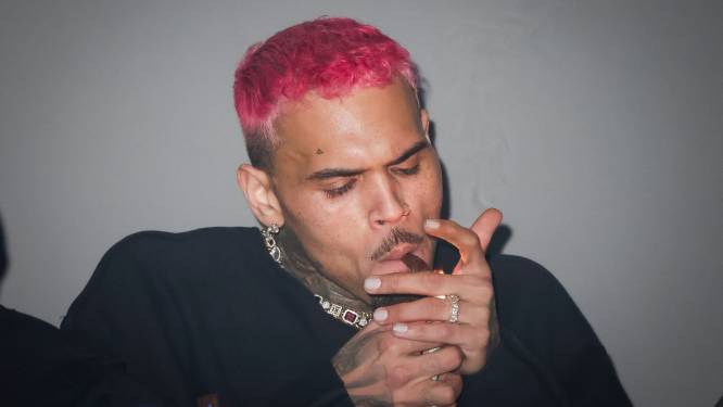 Chris Brown surpris en train de fumer en boîte à Bruxelles: un p-v pourrait lui être envoyé