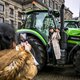 Tractoren rijden als protest een ronde door Amsterdam