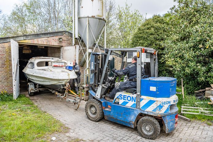 De politie is zaterdag bezig met het ontmantelen van het mdma-lab.