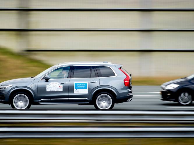 Nederlandse test met vijftigtal zelfrijdende auto's op snelweg geslaagd