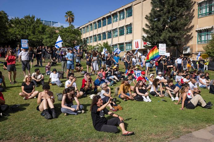 Студентите смятат, че израелското правителство подкопава върховенството на закона и протестират срещу военната им служба.
