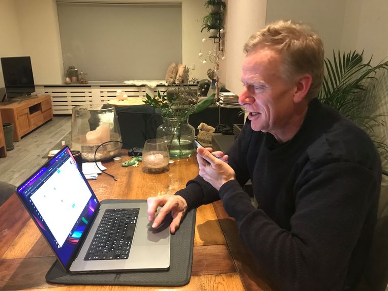 De keukentafel van René Hendriks doet dienst als meldkamer. Beeld Ana van Es