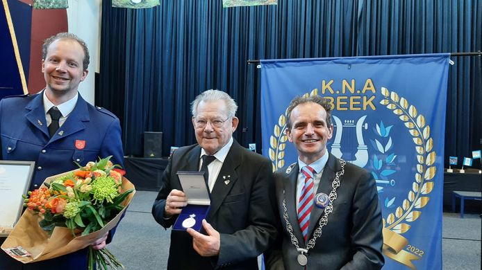 Van links naar rechts KNA-voorzitter Bart van den Bosch, Jan Engelen (erevoorzitter) en burgemeester Mark Slinkman. De Beekse harmonie KNA kreeg zondag een koninklijke erepenning.
