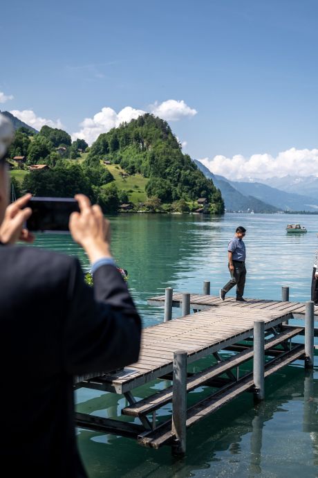 Envahi de touristes à cause d’une série Netflix, ce village suisse prend une décision radicale
