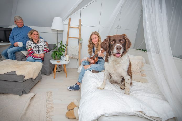Haagse Nieuwe Anouk van der Linden met haar vader, moeder, ukelele en de hond Pip.