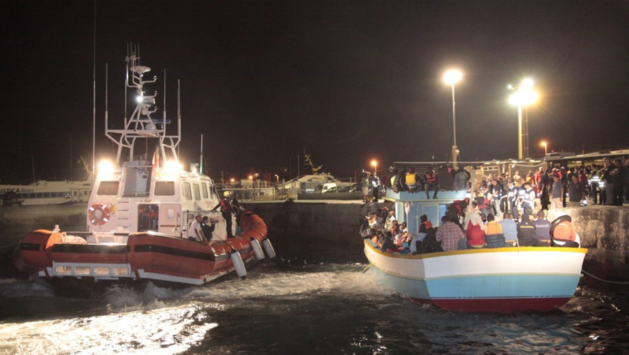 De Italiaanse kustwacht begeleidde gisteravond een boot met Noord-Afrikaanse migranten. Beeld epa