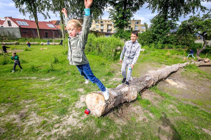 De leerlingen testen het hindernissenparcours.