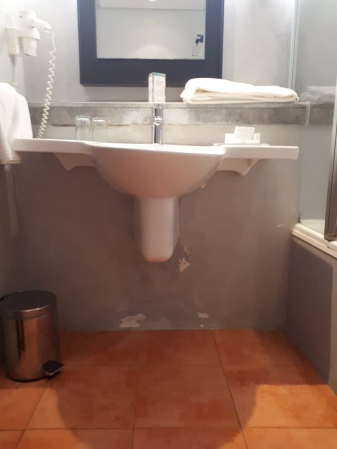 De badkamer in het hotel waar het koppel nu zit.