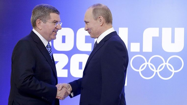 IOC-voorzitter Thomas Bach (links) en de Russische president Vladimir Poetin. Beeld reuters