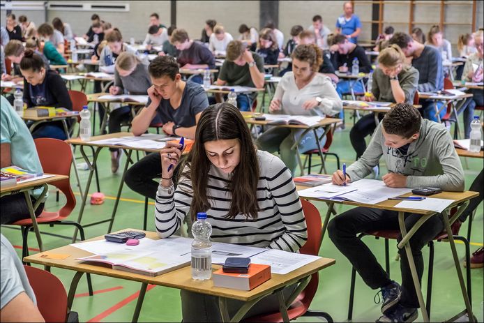 Mei 2016 ging het eindexamen wel door, zoals voor deze leerlingen van het Elzendaalcollege in Boxmeer.