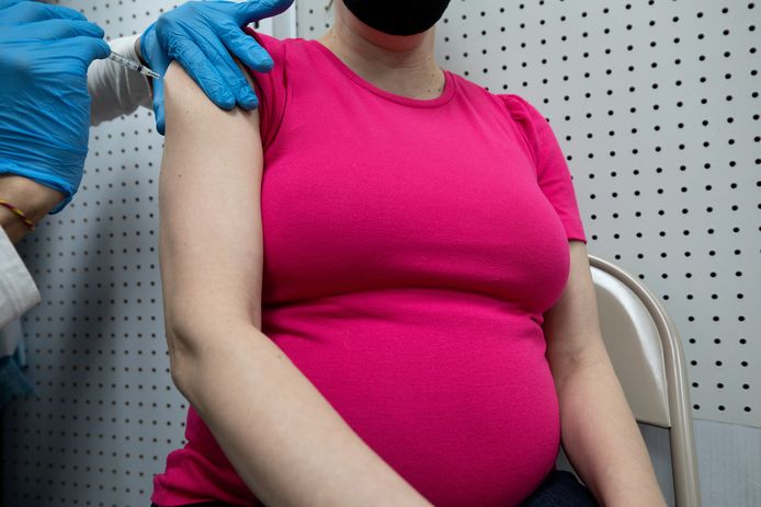 Illustratiebeeld: een zwangere vrouw laat zich vaccineren.