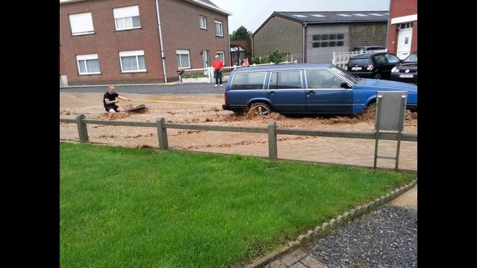 In Steenokkerzeel hebben ze er niet beter op gevonden dan het overtollige water op de openbare weg te gebruiken als privésurfbaan.